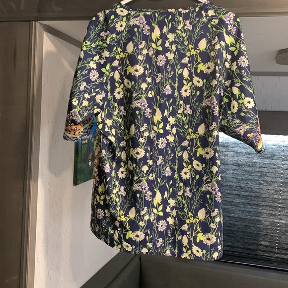 NORACORA brand, Size Medium multi-colored short sleeve blouse. - Picture 10 of 10